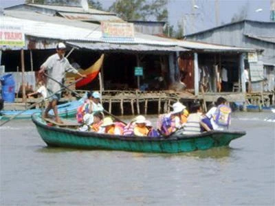 Gian nan con đường đến trường của trẻ em các tỉnh đồng bằng sông Cửu Long.Ảnh Tiền Phong